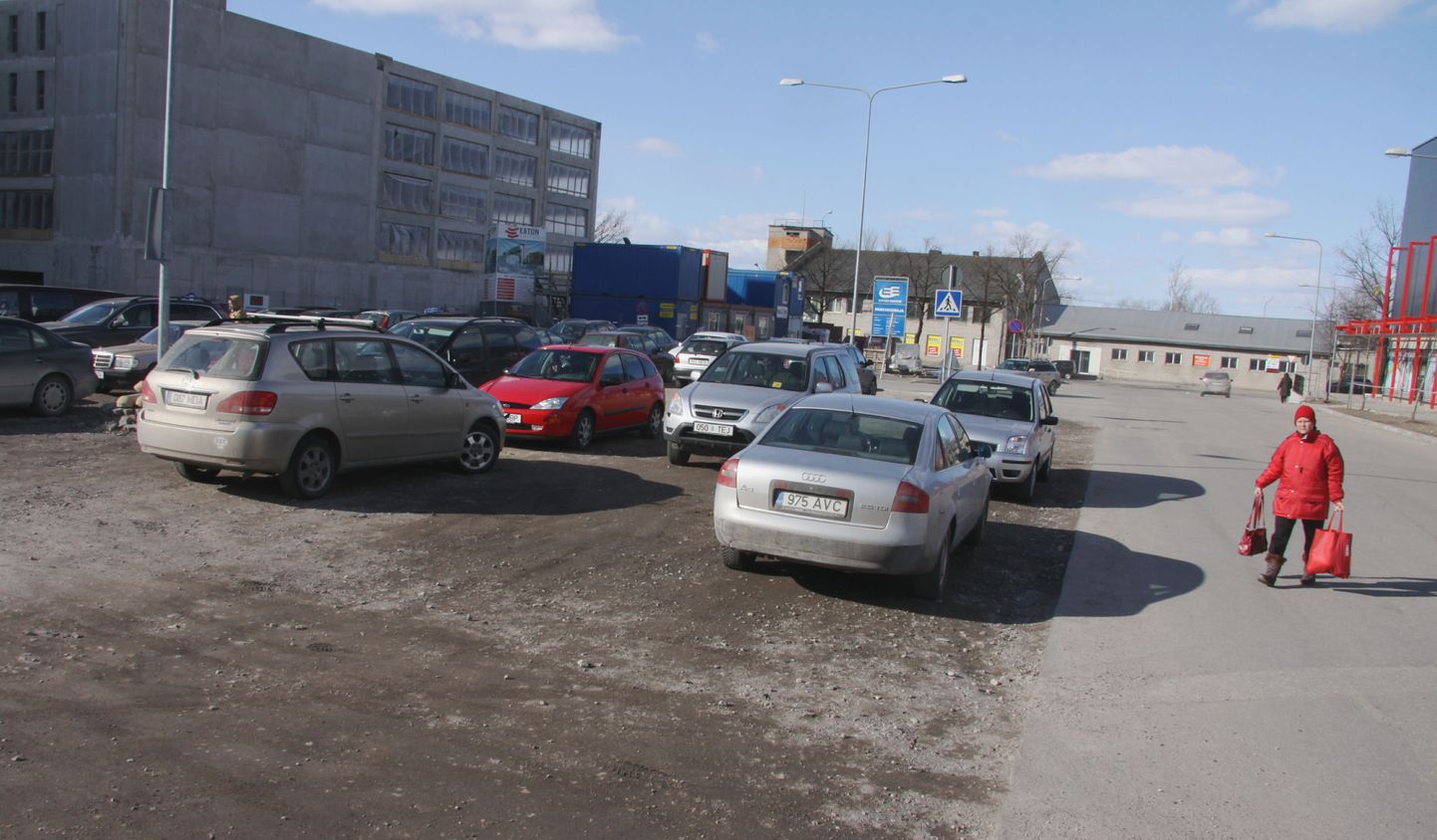 Parkimine Port Arturi kaubanduskeskuste ja Pärnu Keskuse vahelisel alal.