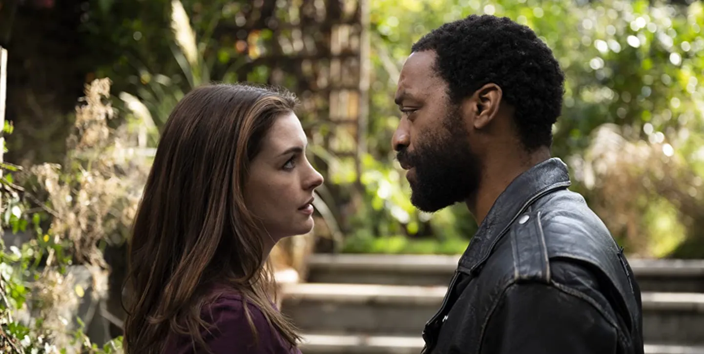 Anne Hathaway ja Chiwetel Ejiofor HBO Maxi karantiinikomöödias «Locked Down»