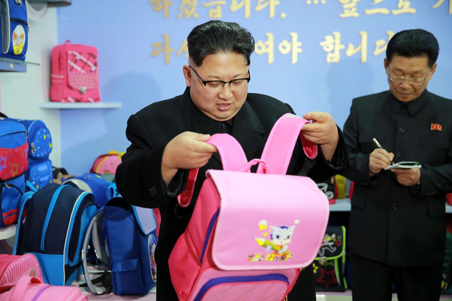 Kim Jong-un inspekteerib koolikotte.