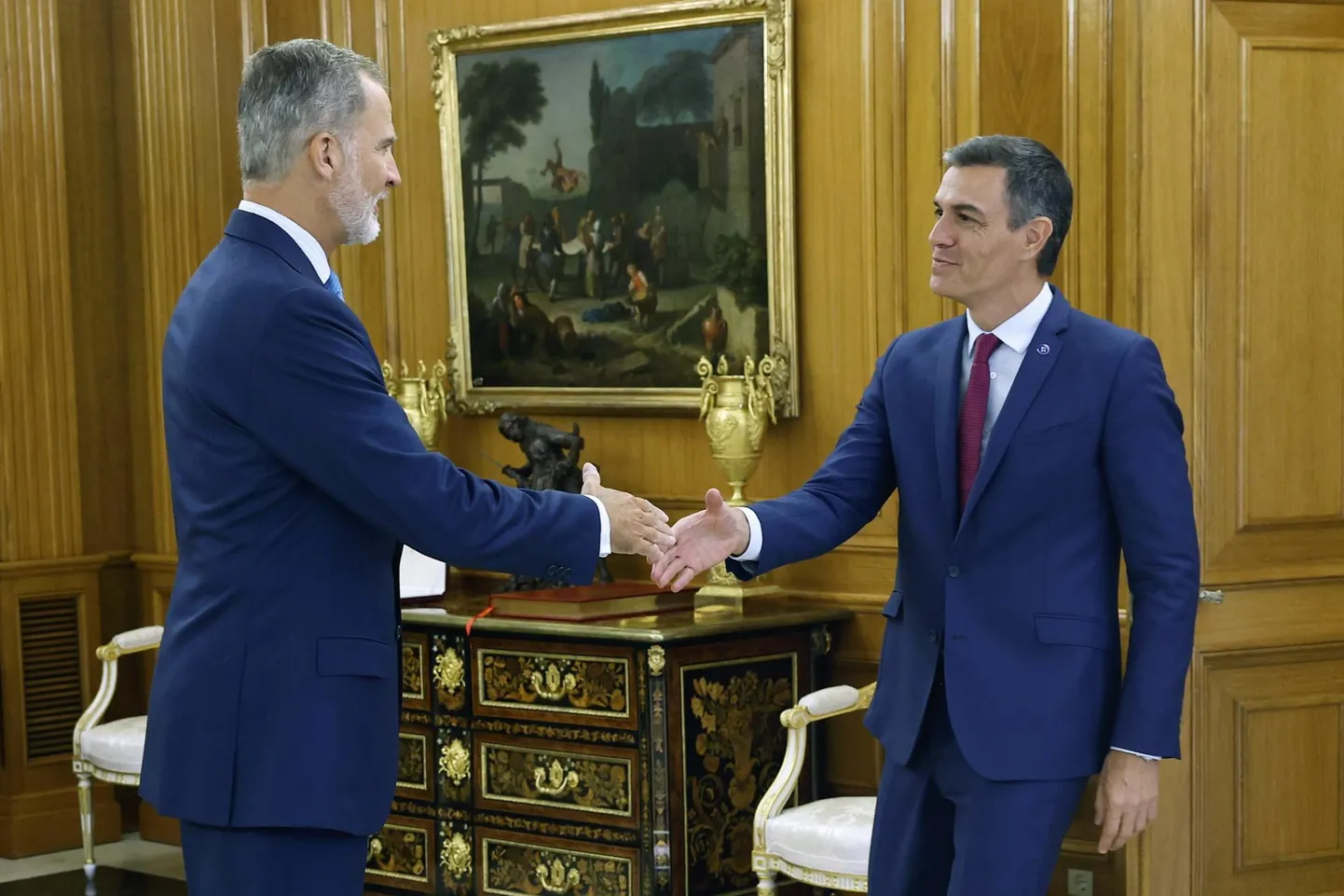 Viimasena parteiliidritest käis eile kuningas Felipe VI (vasakul) juures Zarzuela palees valimised võitnud Rahvapartei esimees Alberto Núñez Feijóo, kellel pole parlamendis aga piisavat toetust peaministriametisse kinnitamiseks.
