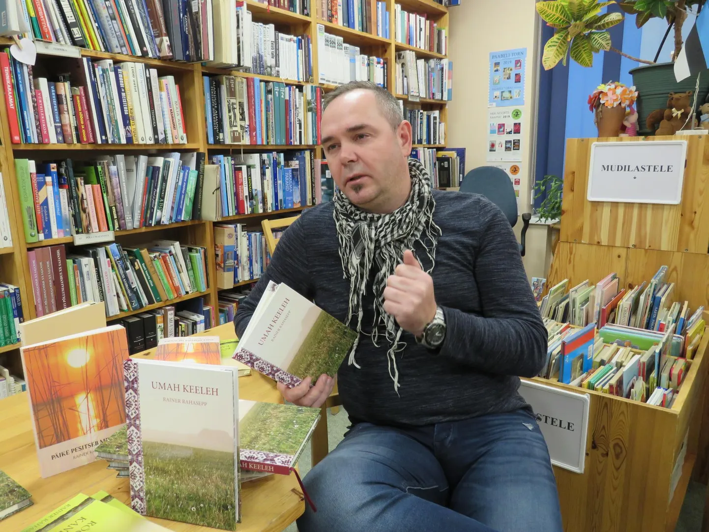 Politseinikust riimimeister Rainer Rahasepp andis välja kolmanda luulekogu «Umah keeleh», mida ta esitles hiljuti ka Põlvamaal Vastse-Kuuste raamatukogus.