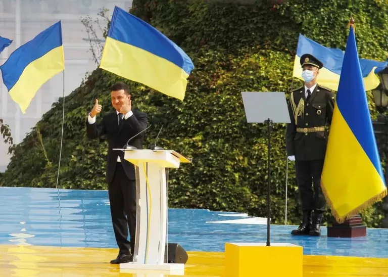 Во время победной для себя президентской кампании Владимир Зеленский обещал подробнее присмотреться к языковым законам, принятых во время президентства Петра Порошенко, уже после победы. На деле - политика мягкой украинизации в Украине продолжалась и после смены власти