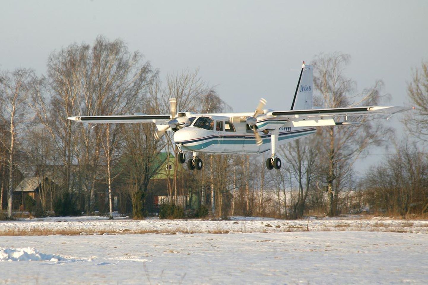 Kihnu lennuväljale maandub AS Aviesi liinilennuk, mis peab usinalt ühendust Pärnu ja Kihnu vahel, kui pilved ei lasku 150 meetrist madalamale.