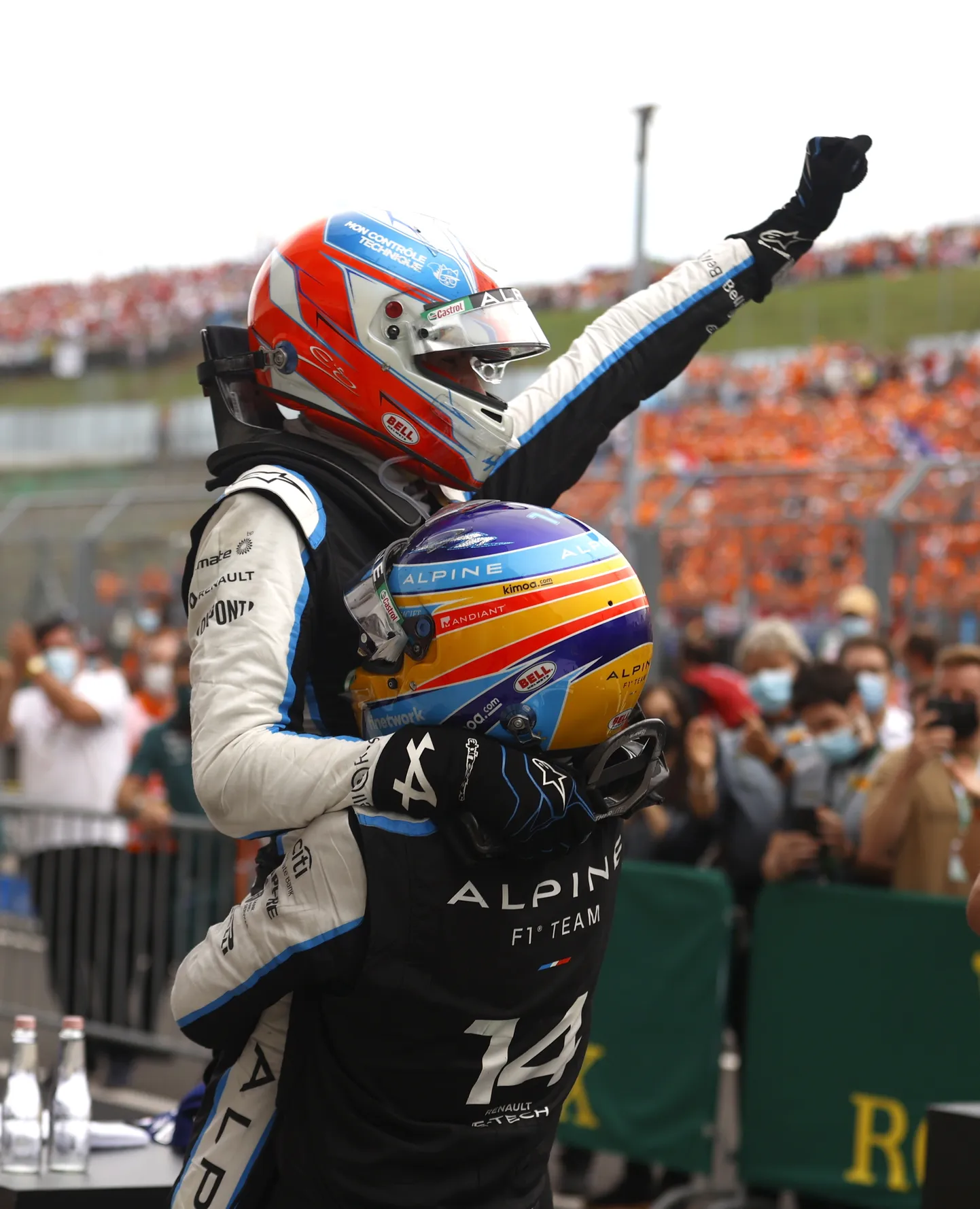 Esteban Ocon (vasakul) ja Fernando Alonso.