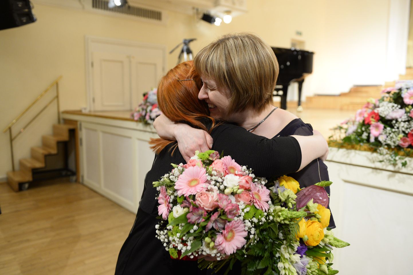 Anni Karu kallistab oma ema Heli Karu, kes valiti tänavuseks aasta emaks.