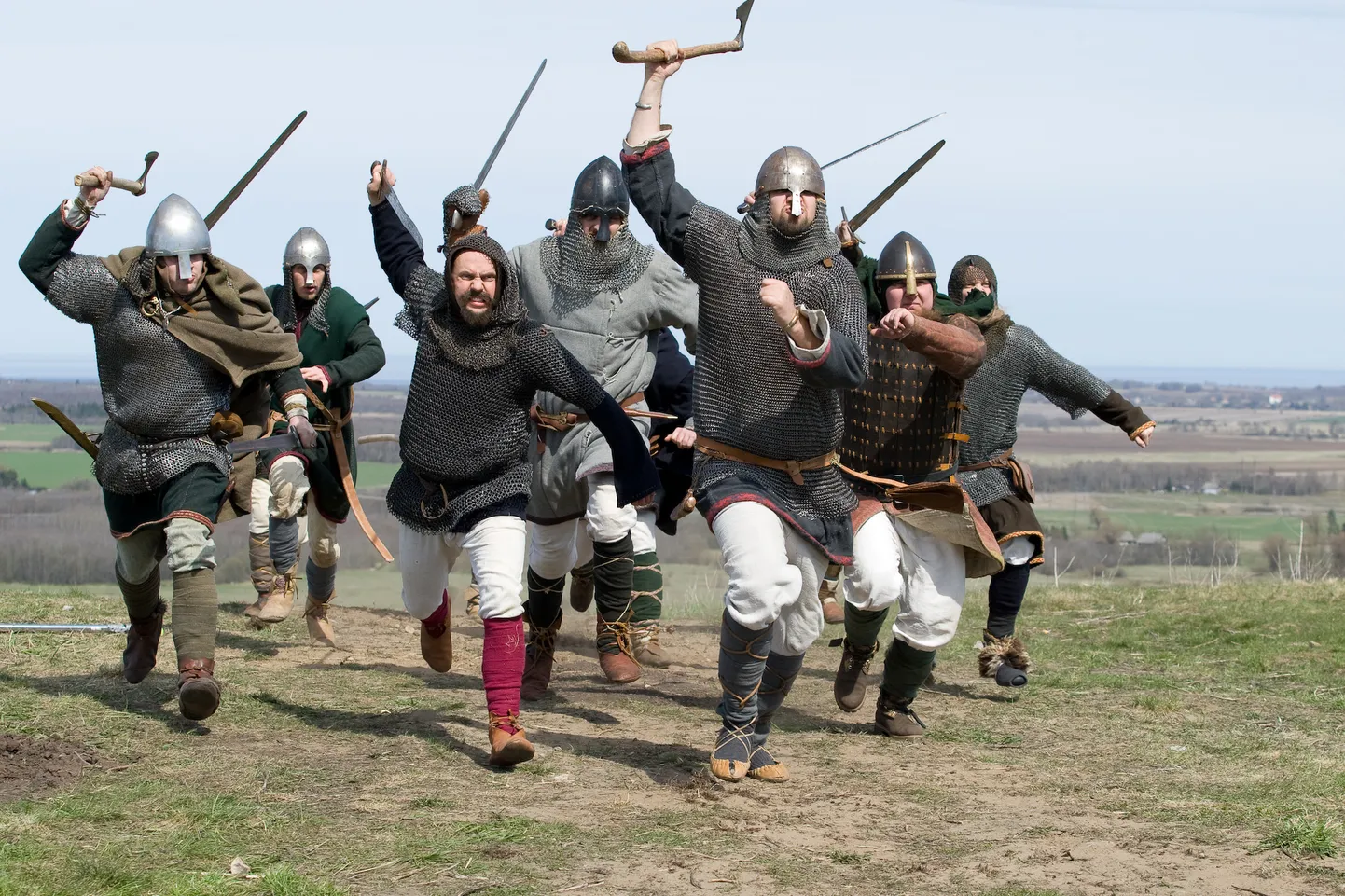 Muusikavideo "Hakka pihta" võtted 2012. aastal Kiviõli tehismäel: Eesti viikingid maoore ründamas eesotsas laulu esitaja Genkaga.
