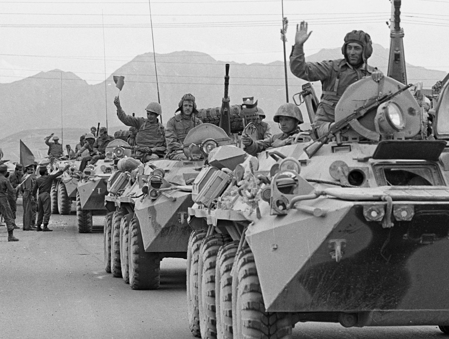 Jalalabadist Kabulisse saabunud Vene sõjaväelased lehvitamas. Foto on tehtud 15. mail 1988. aastal, mis Nõukogude Liit asus oma vägesid Afganistanist välja tõmbama.