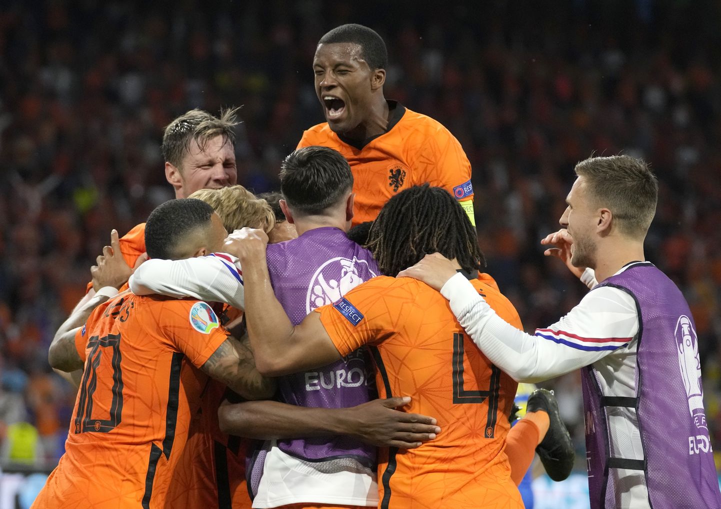 Nīderlandes futbolisti priecājas par uzvaru nesošajiem vārtiem.