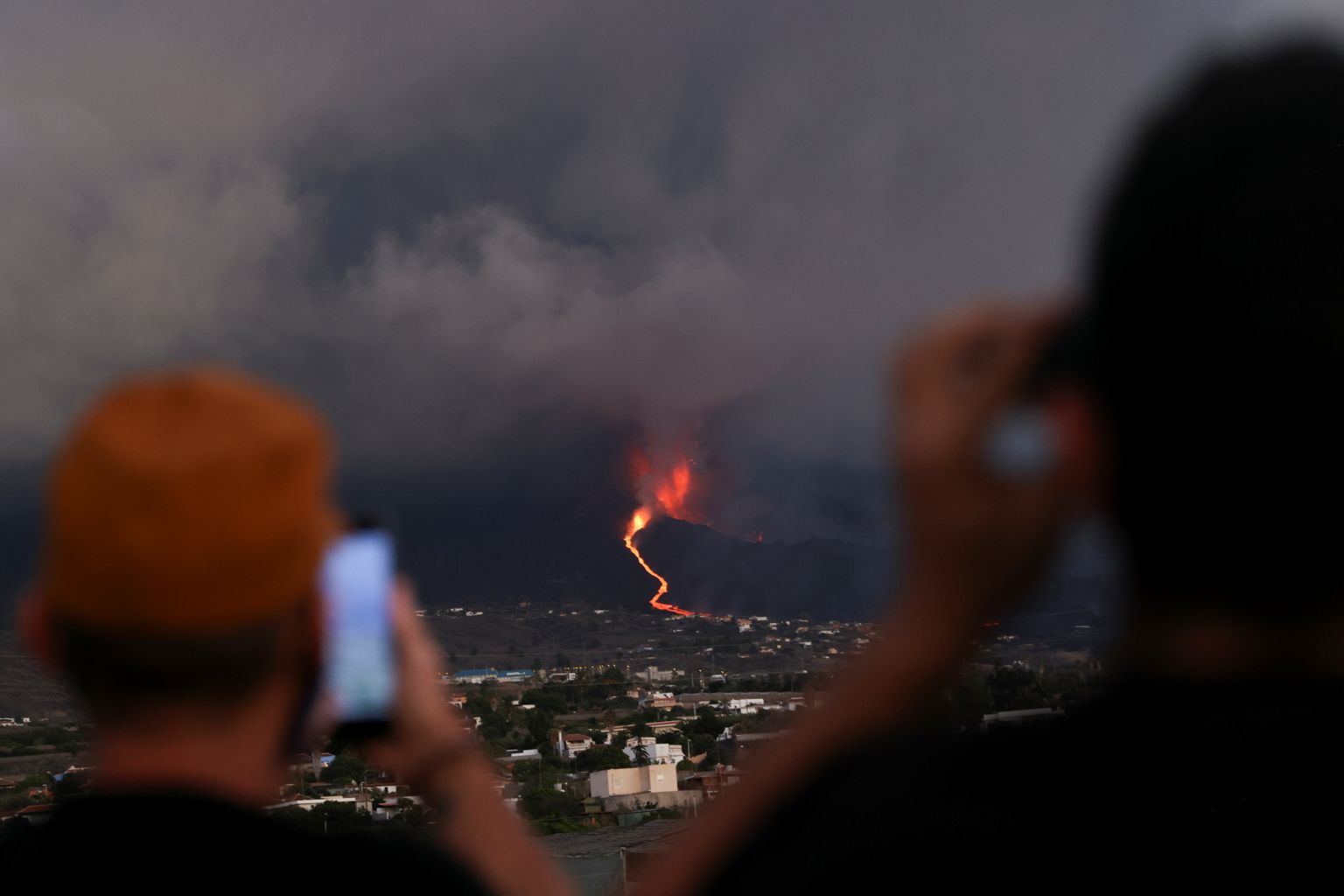 Atlandi ookeanis La Palma saarel asuv Cumbre Vieja vulkaan hakkas möödunud pühapäeval pärast nädala kestnud seismilist aktiivsust purskama.