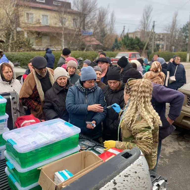 Наталия Лелюх (на переднем плане) с другими медиками-добровольцами в очередной поездке.