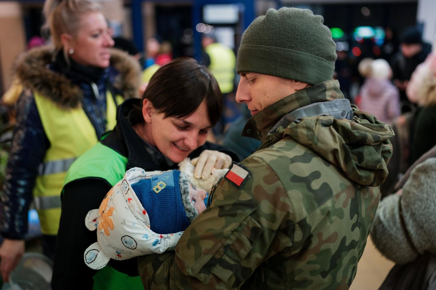 Poola armee sõdur kolmekuuse Ukraina põgenikuga üleeile Chełmi raudteejaamas.
