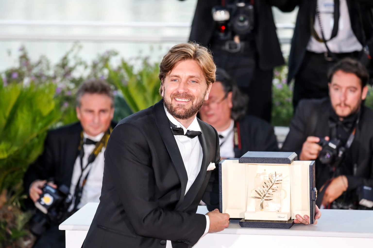 Filmi «The Square» eest Kuldse Palmioksa pälvinud rootsi režissöör Ruben Östlund koos auhinnaga.