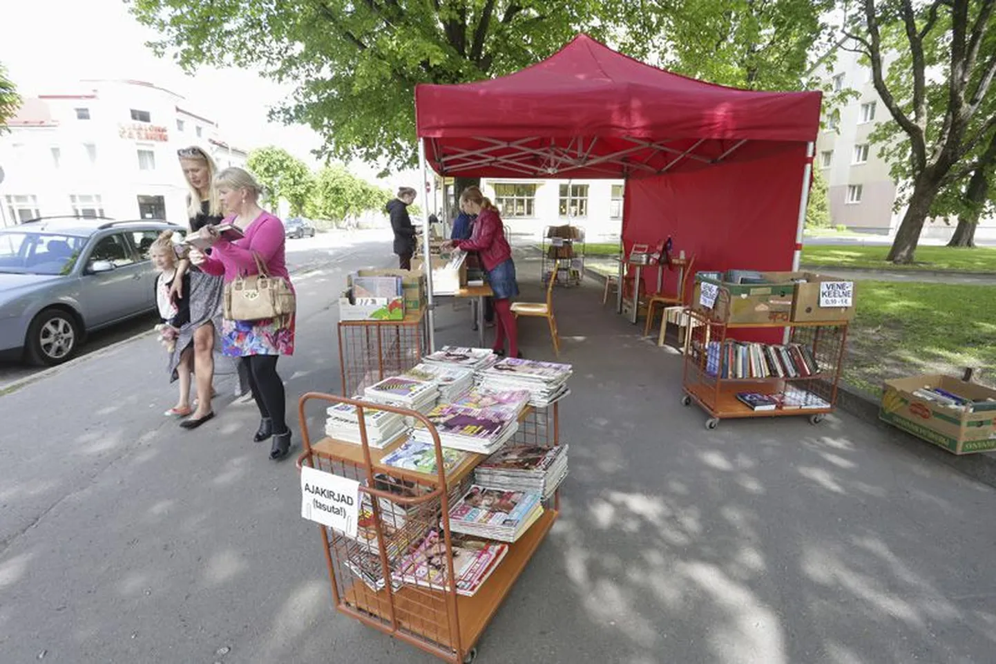 Punases telgis oli hõredamaid ja tihedamaid hetki, kuid huvilisi jagus terveks päevaks. Kavalamad tegid koguni mitu tiiru.