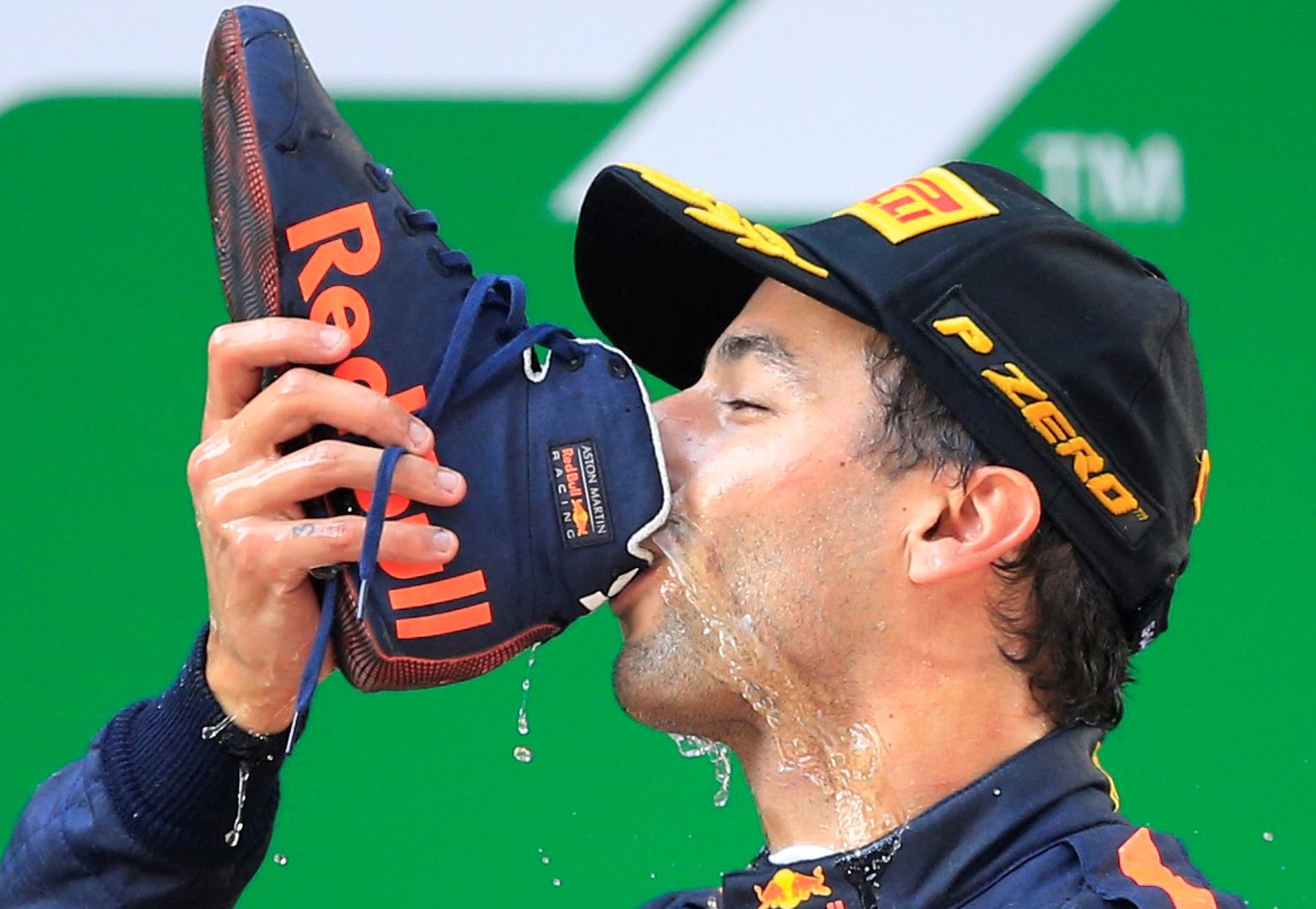 Daniel Ricciardo tähistab võite Austraalia joomiskombega, mis seisneb alkoholi jalanõust rüüpamises. Erandiks polnud ka Hiina Grand Prix - esikoha puhul koukis Ricciardo sussi jalast, täitis mullijoogiga ja lasi hea maitsta.