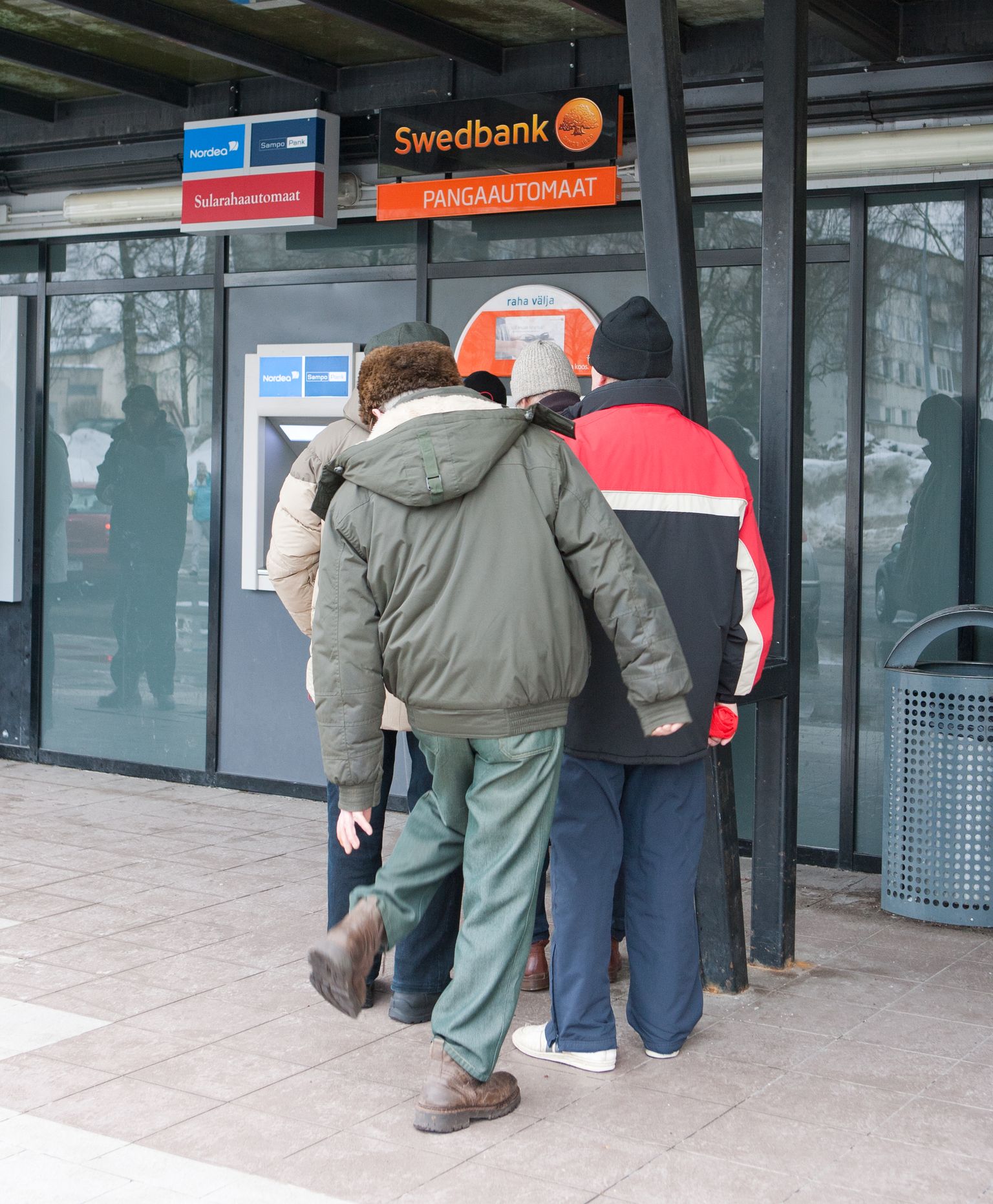Pensionipäeval on enamasti pangaautomaadi juures suurem hulk inimesi kui tavaliselt.