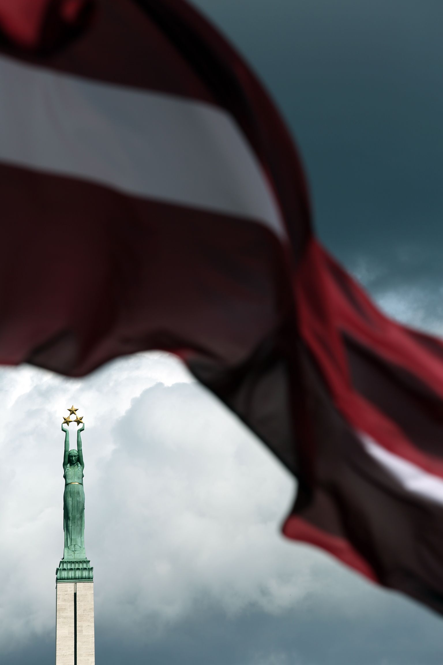 Latvijas karogs un Brīvības piemineklis.