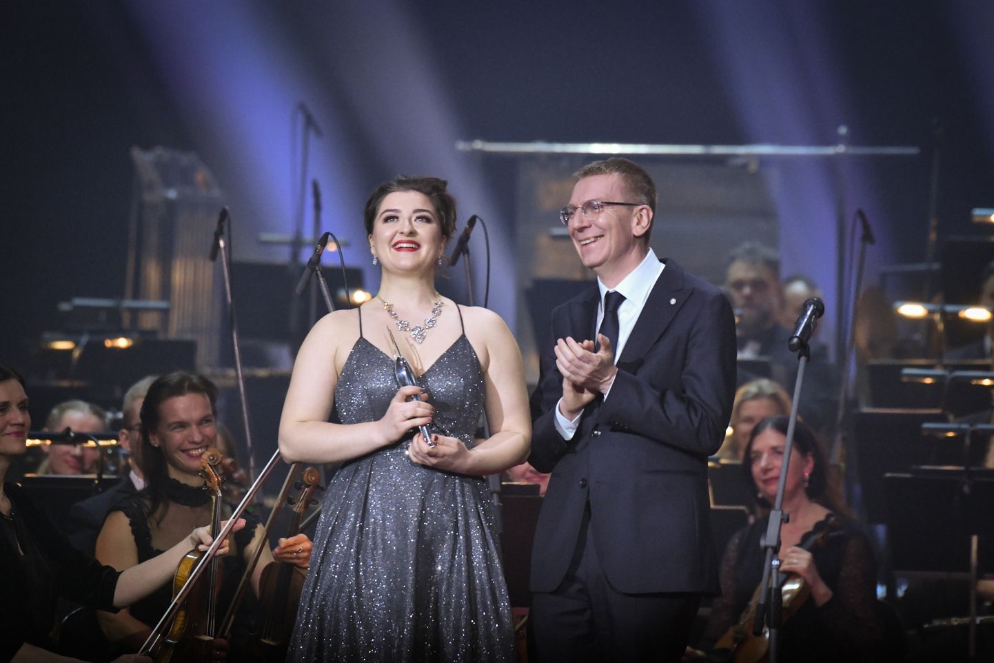 Эдгар Ринкевич вручает бриз лучшему молодому музыканту на Большой музыкальной церемонии