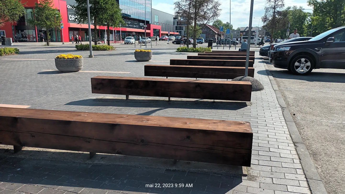 Martensi väljaku vanad ja pehkinud pingid vahetati välja uute vastu.