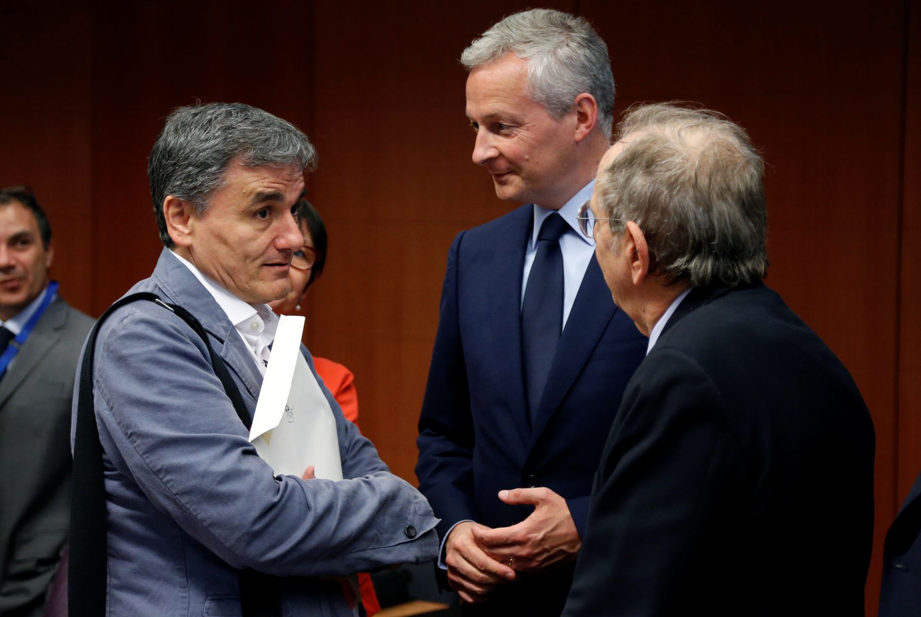 Vasakult: Kreeka rahandusminister Eukleides Tsakalotos, Prantsuse majandusminister Bruno Le Maire ja Itaalia rahandusminister Pier Carlo Padoan euroala rahandusministrite kohtumisel 22. mail 2017. aastal Brüsselis.