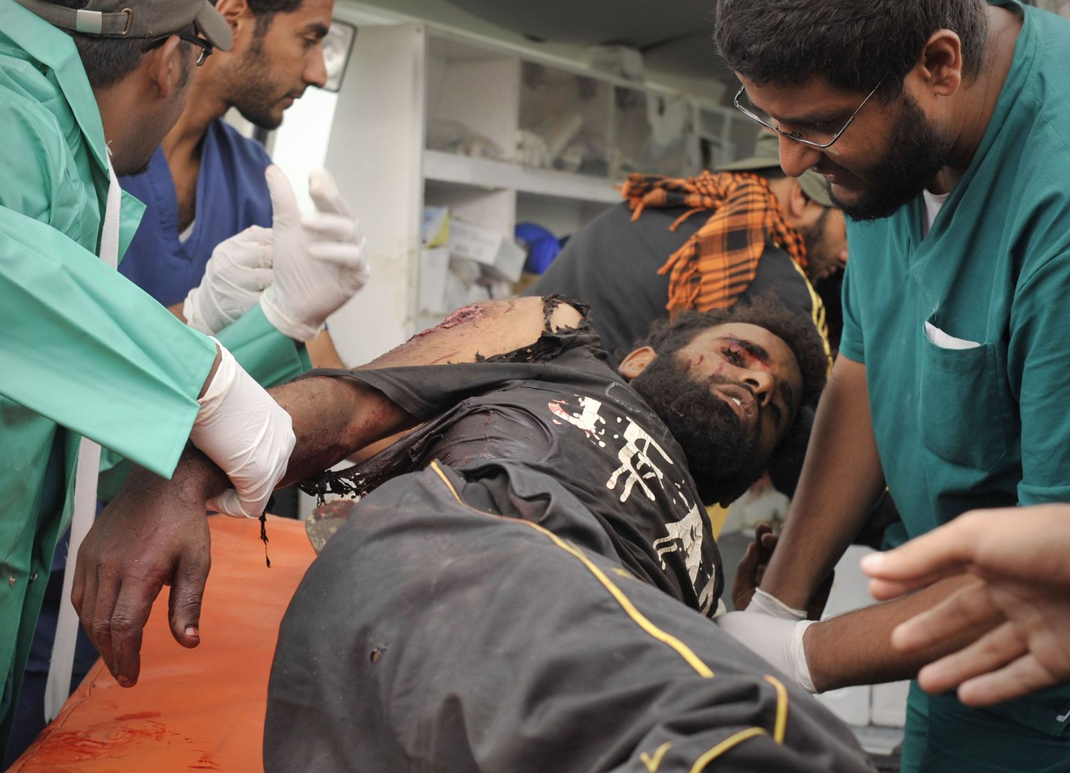 Meedikud täna Sirtes ravimas rünnakute käigus viga saanud valitsusvägede võitlejat.