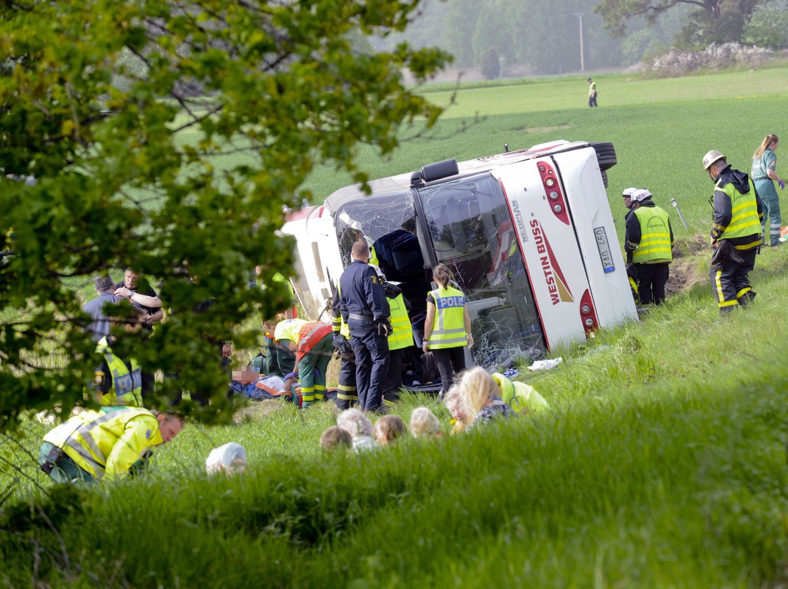 Rootsis sõitis reisijaid täis buss teelt välja ja vajus küljeli