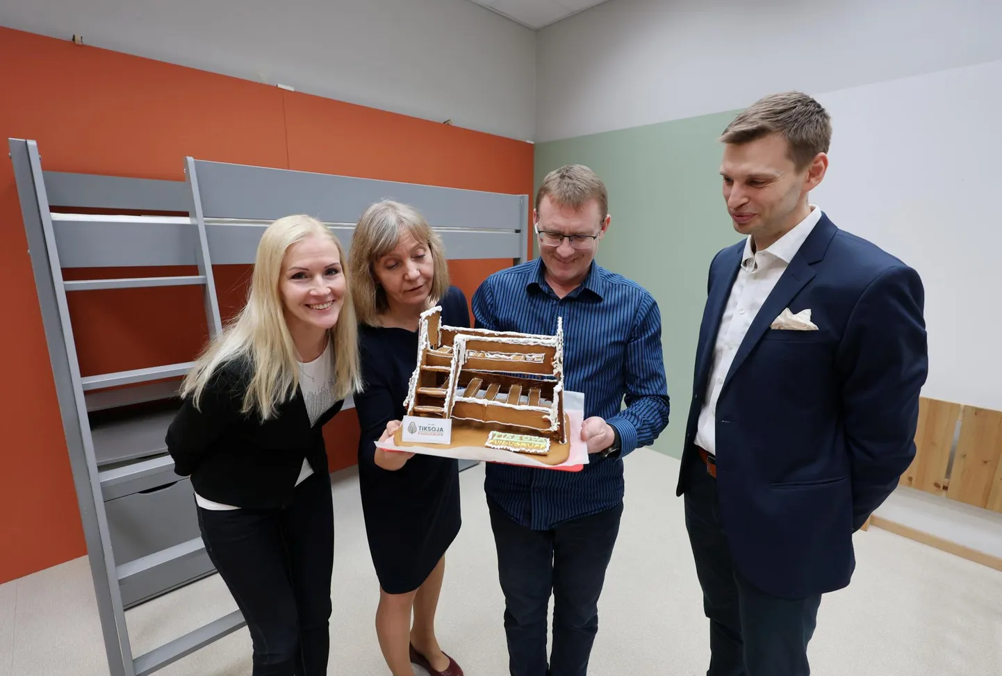 Mullu sai ühe kahest peapreemiast Tiksoja Puidugrupp, mille kollektiiv valmistas piparkoogist narivoodi. Piparkoogist nari meisterdamisel lõid kaasa (paremal) ettevõtte juht Janno Ritsberg, kontori juht Karin Poola (vasakul), raamatupidaja Sirje Sauga ja tootmisanalüütik Riivo Jaska.