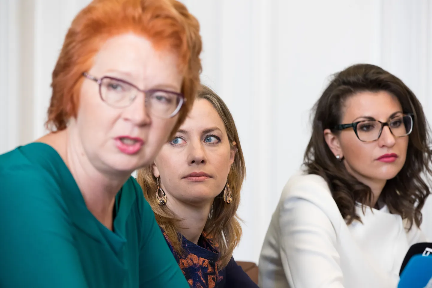 Keskerakondlased Yana Toom, Oudekki Loone ja Olga Ivanova pressikonverentsil