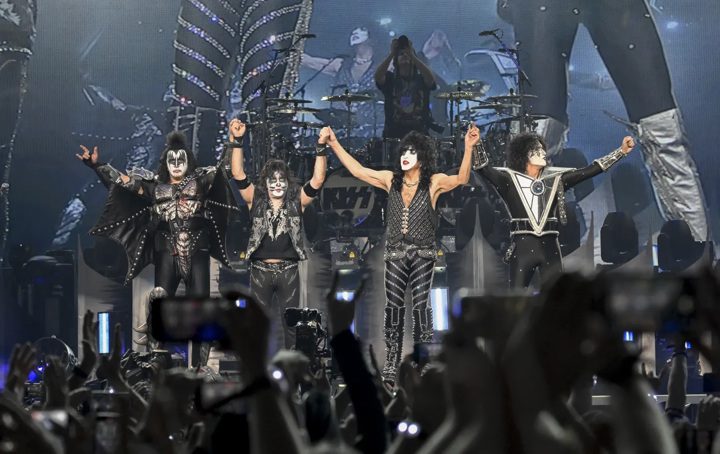 KISS lõpetas neli aastat kestnud hüvastijätutuuri New Yorgis Madison Square Gardenil ning esitles seejärel publikult bändi uut ajastut.