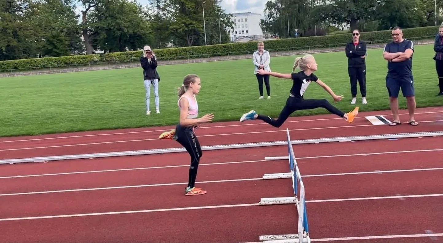 Algklasside kergejõustikuvõistluste kahekordne võitja Josefine Joorits seekord tõkkejooksu juhtimas.