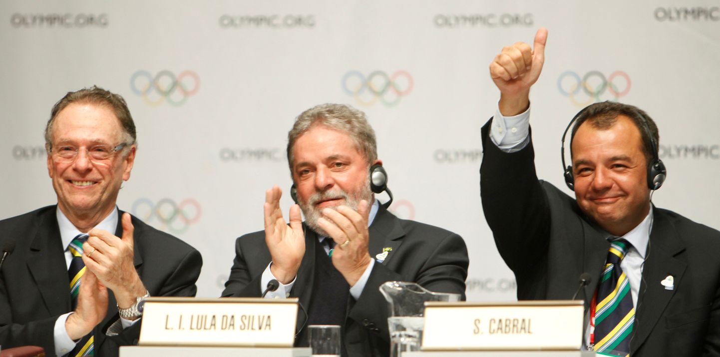 Rio de Janeiro 2016 president Carlos Nuzman (vasakul), Brasiilia president Luiz Inacio Lula da Silva (keskel) ja Rio de Janeiro kuberner Sergio Cabral (paremal) rõõmustavad 2009. aastal pärast ROKi otsust korraldada 2016. aasta OM Brasiilias.
