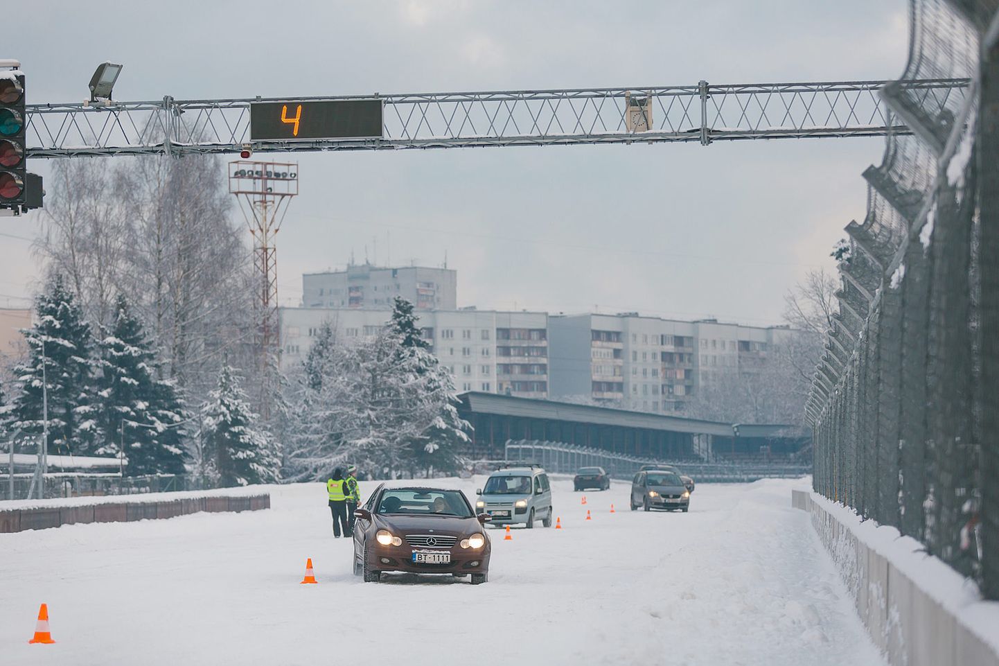 Automobiļi ziemas drošas braukšanas nodarbībās Biķernieku trasē