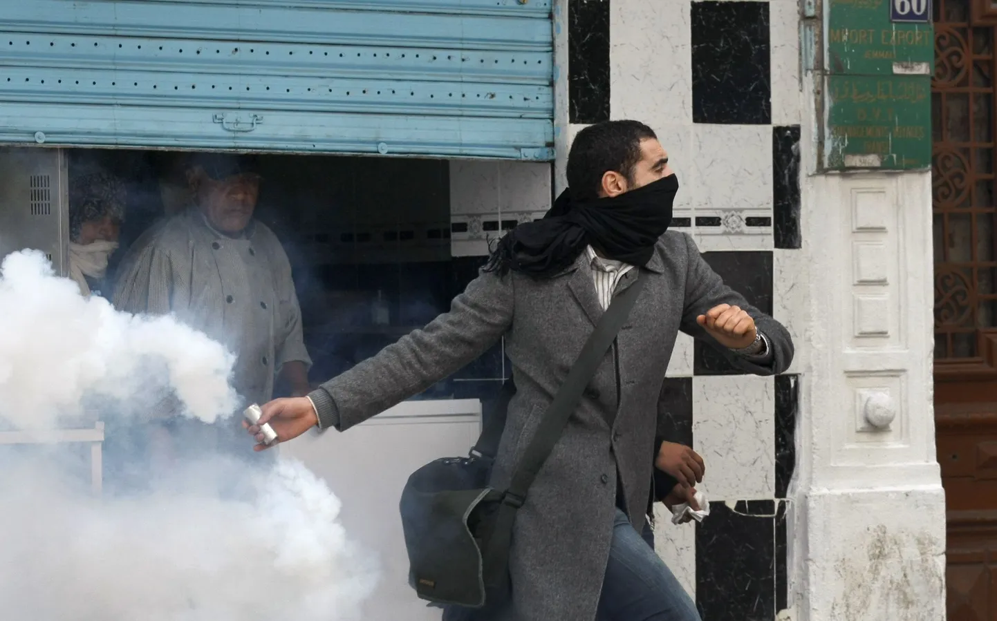 Meeleavaldaja Tunises viskamas politseinike suunas pisargaasiballooni.