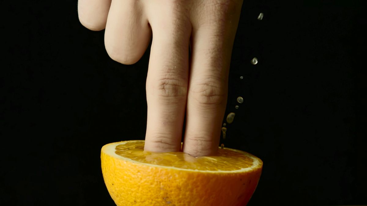 Kaks sõrme torgatuna apelsini.