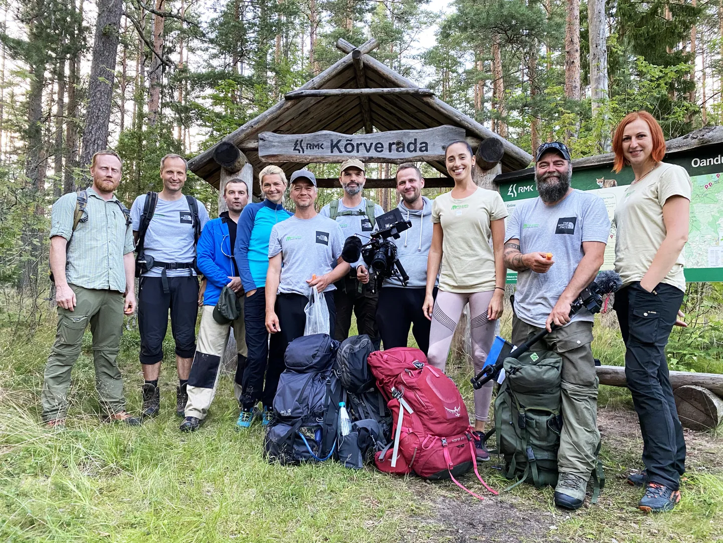 REISISELLID: Vasakult Martin Piispea, Jarek Jõepera, Tarmo Tuule, Kairi Lipstok, Janek Reimal, Ranno Pajuri, Manuel Mägi, Elina Netšayeva, Lemo ehk Laur-Leho Kaljumets ja Kaidi Jõesalu.