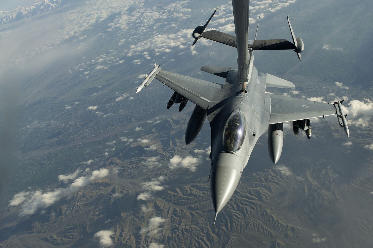 USA õhuväe hävitaja F-16C Kirde-Afganistani kohal.