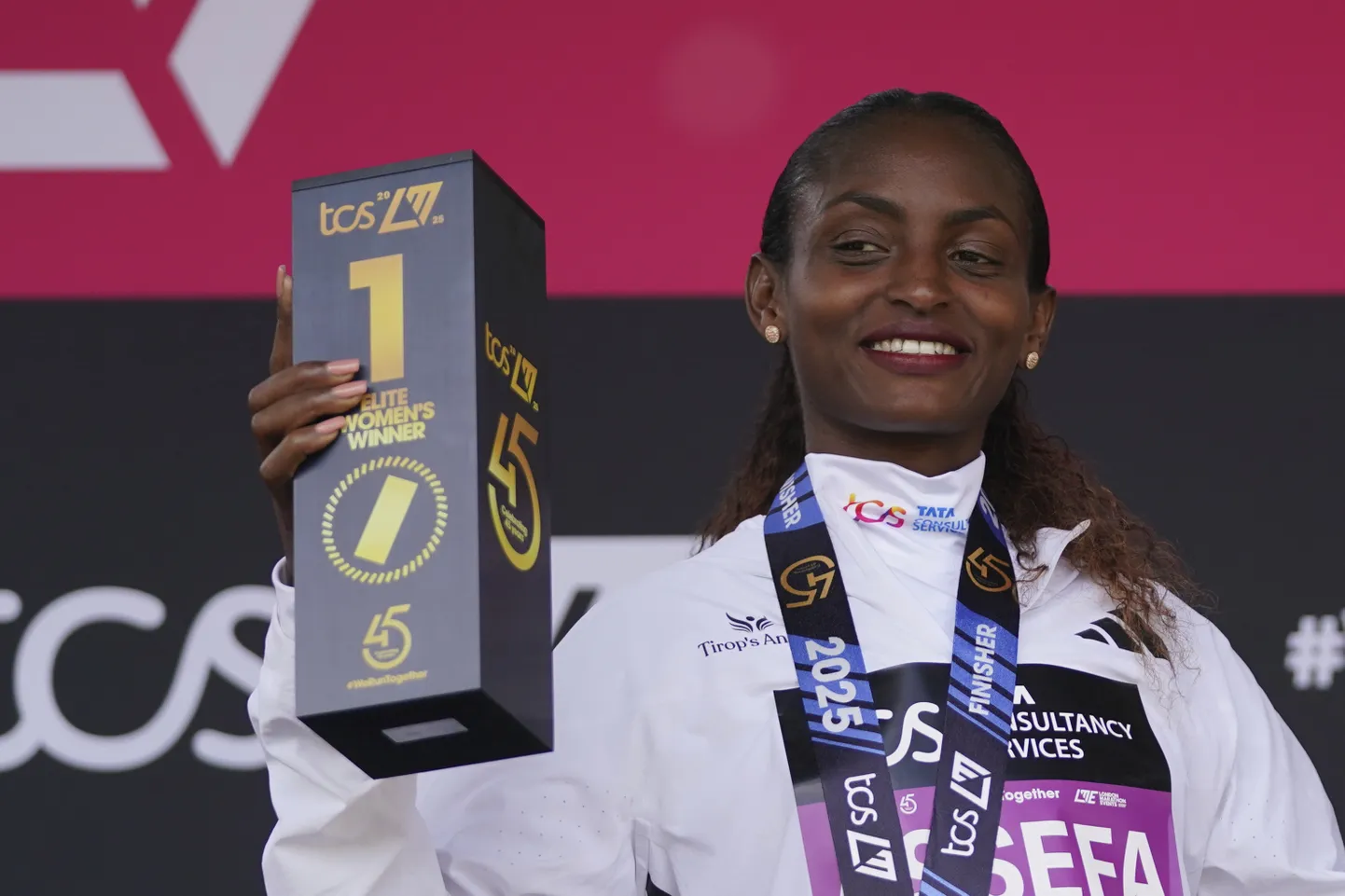 Tigsita Assefa no Etiopijas svin uzvaru Londonas maratona sieviešu skrējienā, svētdien, 2025. gada 27. aprīlī.