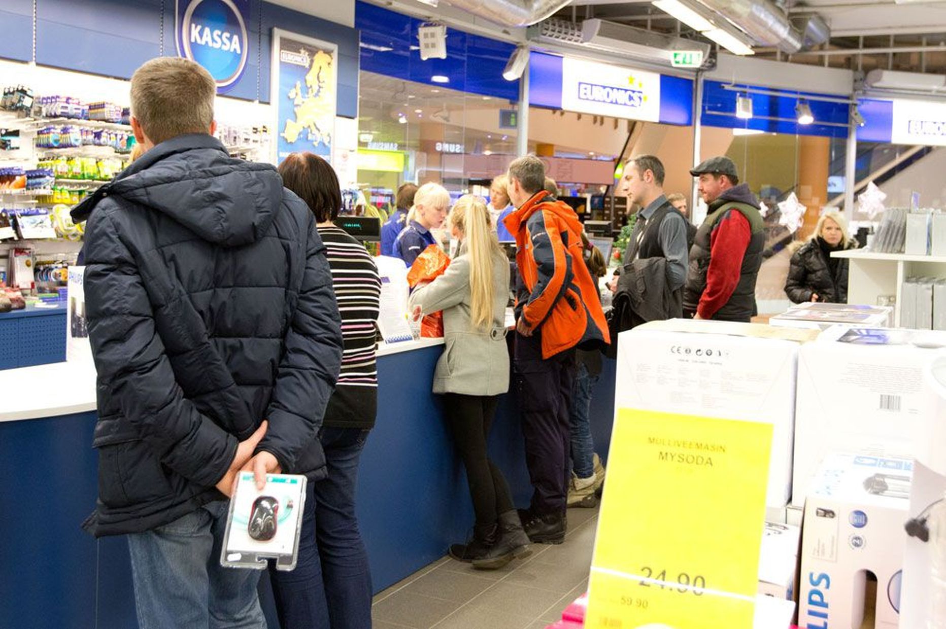 Kolmapäeval kella 17 paiku tekib Euronicsi kassade juurde juba väike saba, suurem ostusagin pidavat lahti minema kella 18st.