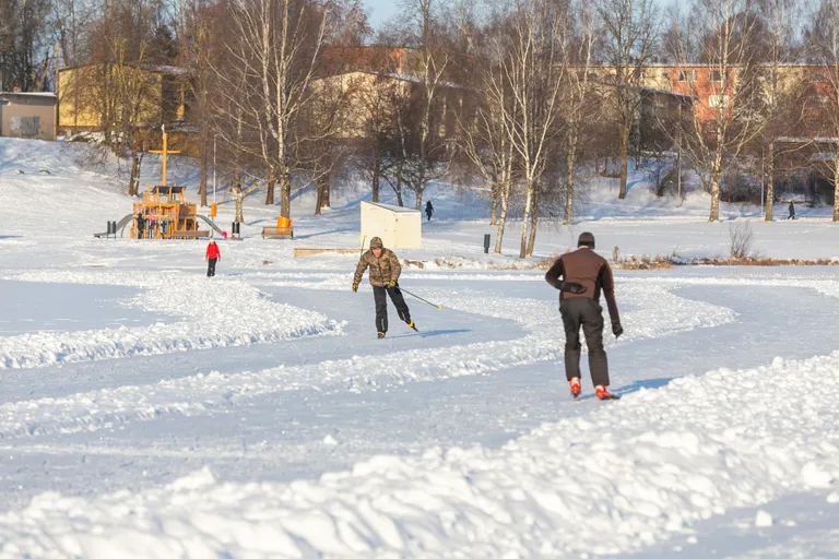 Paala järvel lookleb 1,3-kilomeetrine suurepärases korras uisurada. Jää paksus on seal Viljandi rattaklubi kinnitusel üle 15 sentimeetri.
