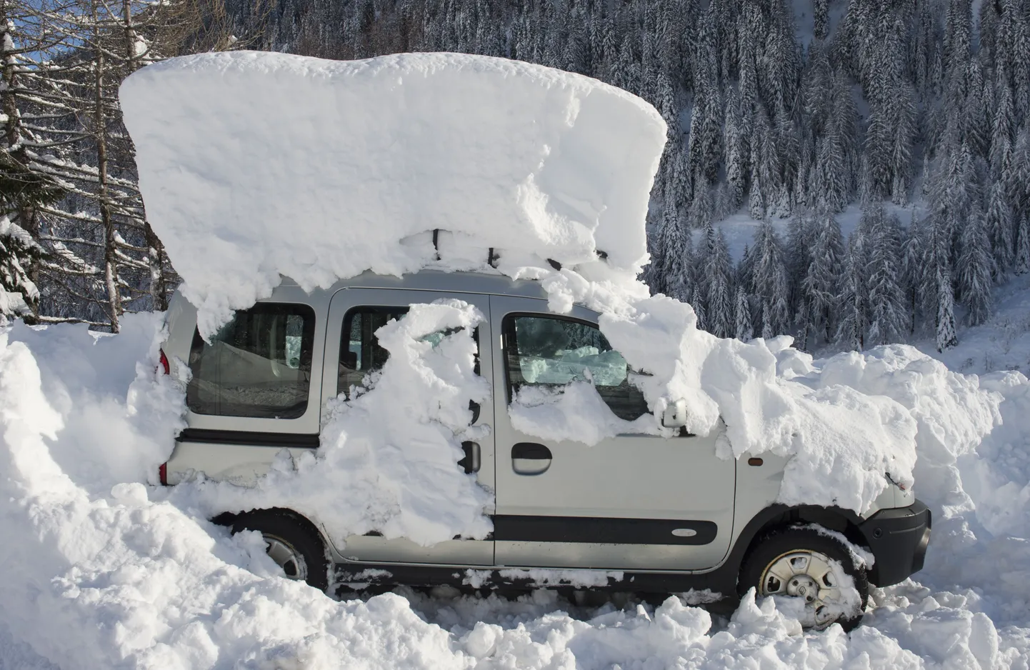 Lõuna-Šveitsis Ticino kantonis asuvas Bedretto külas sadas eile maha nii paks lumevaip, et autoomanikel oli päris keeruline oma sõidukeid välja kaevata.
