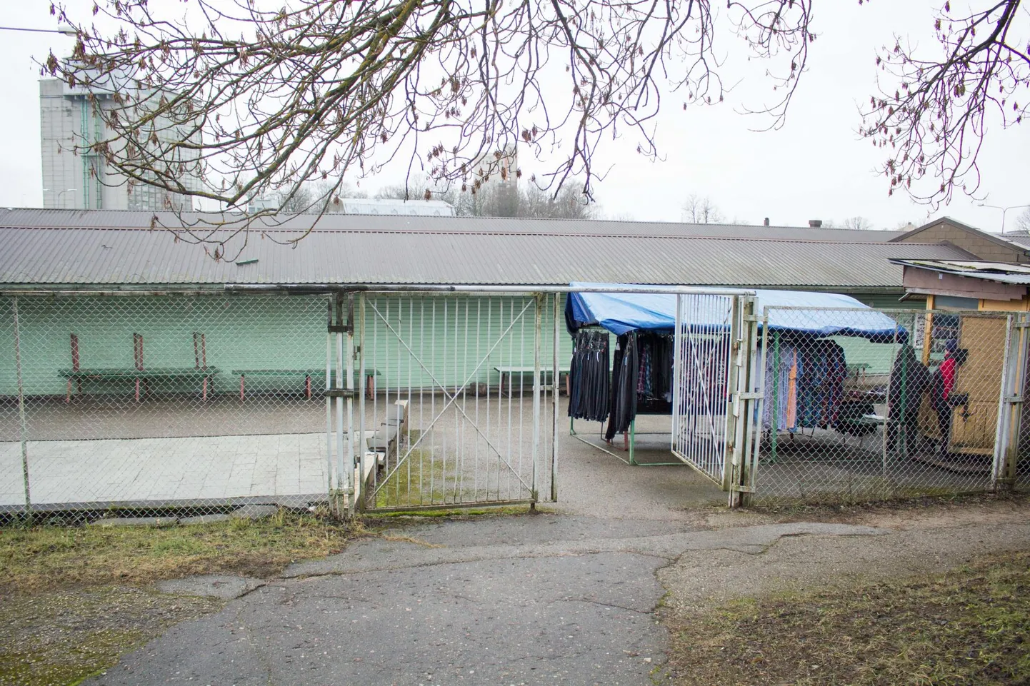 Hiljutisel ennelõunal oli Pargi tänava poolne Valga turu värav parasjagu avatud. Tihti on see lukus: väidetavalt selleks, et ära hoida laamendamist.