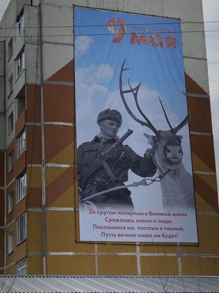 Komis pandi Suure Isamaasõja võitu tähistavale plakatile Soome sõdur.