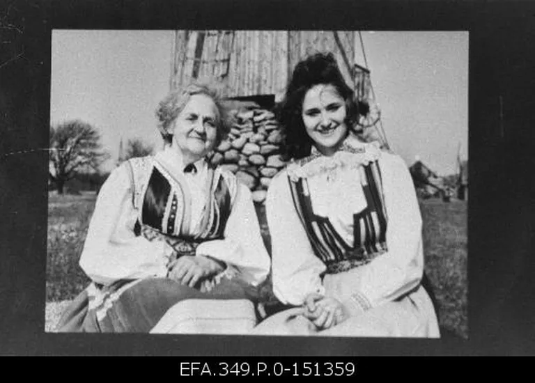 Miss Saaremaa 1931 Ljubov Hermann ja miss Saaremaa 1990 Tiiu Saar.