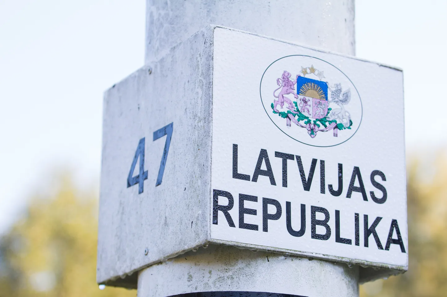 Eesti ja Läti vahel on mustavalgekirjud piiripostid, mille küljes on nii Eesti kui Läti riigi tahvel. Sellel nimetud riik asub aga tahvli ees, mitte taga.