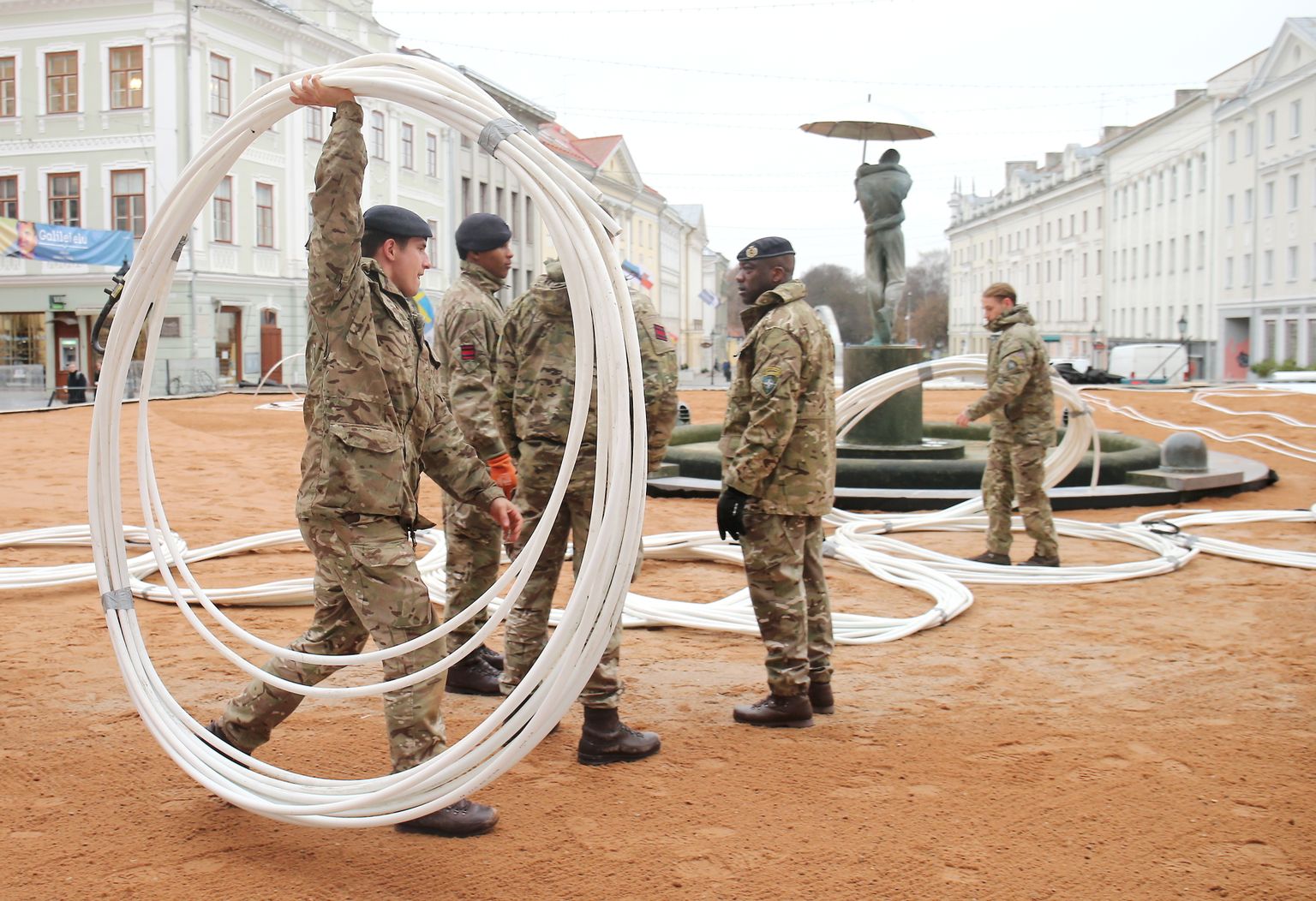 NATO sõjaväelased Tartu jõululinna ehitamas