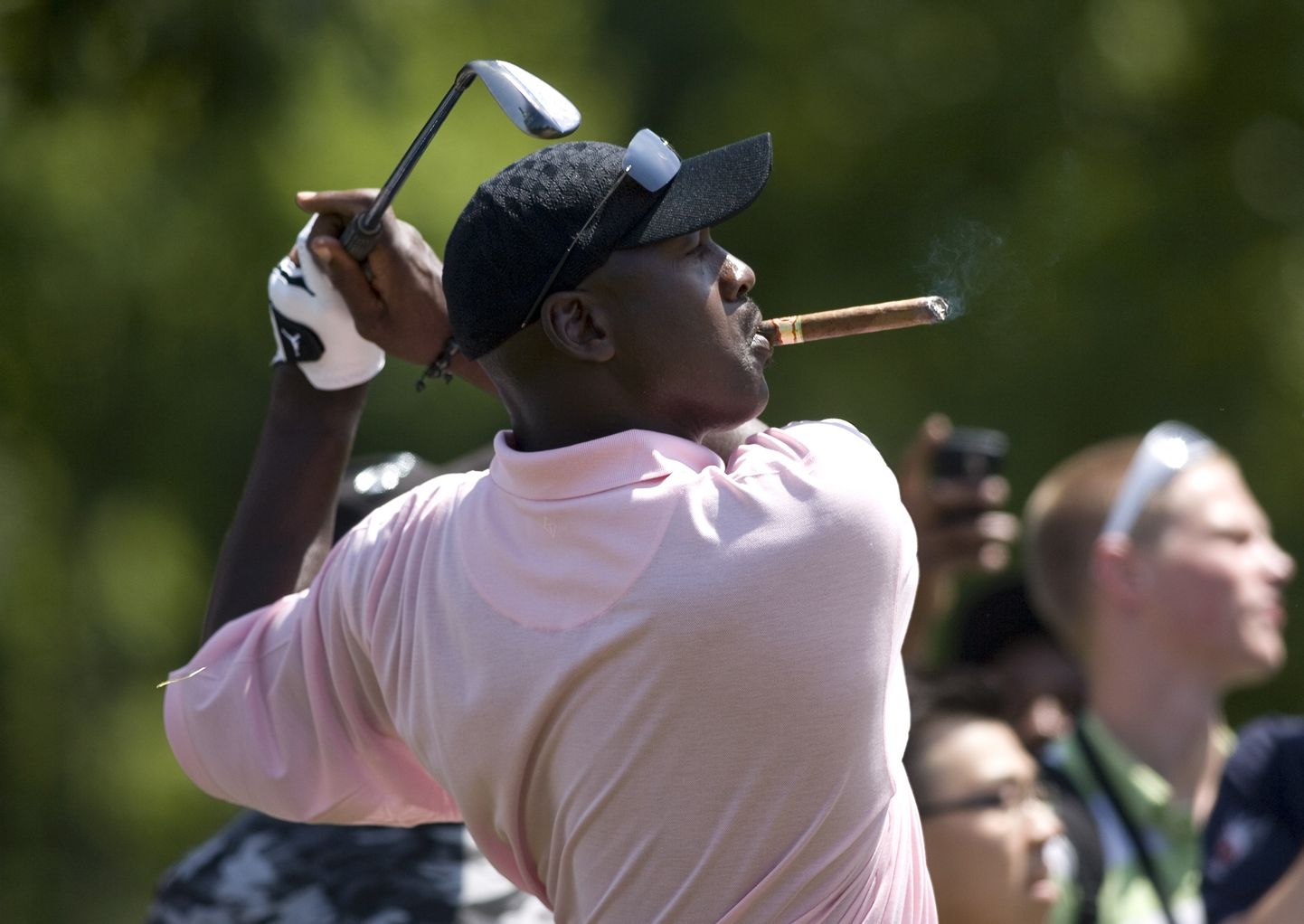 Michael Jordan sigar suus golfi mängimas.