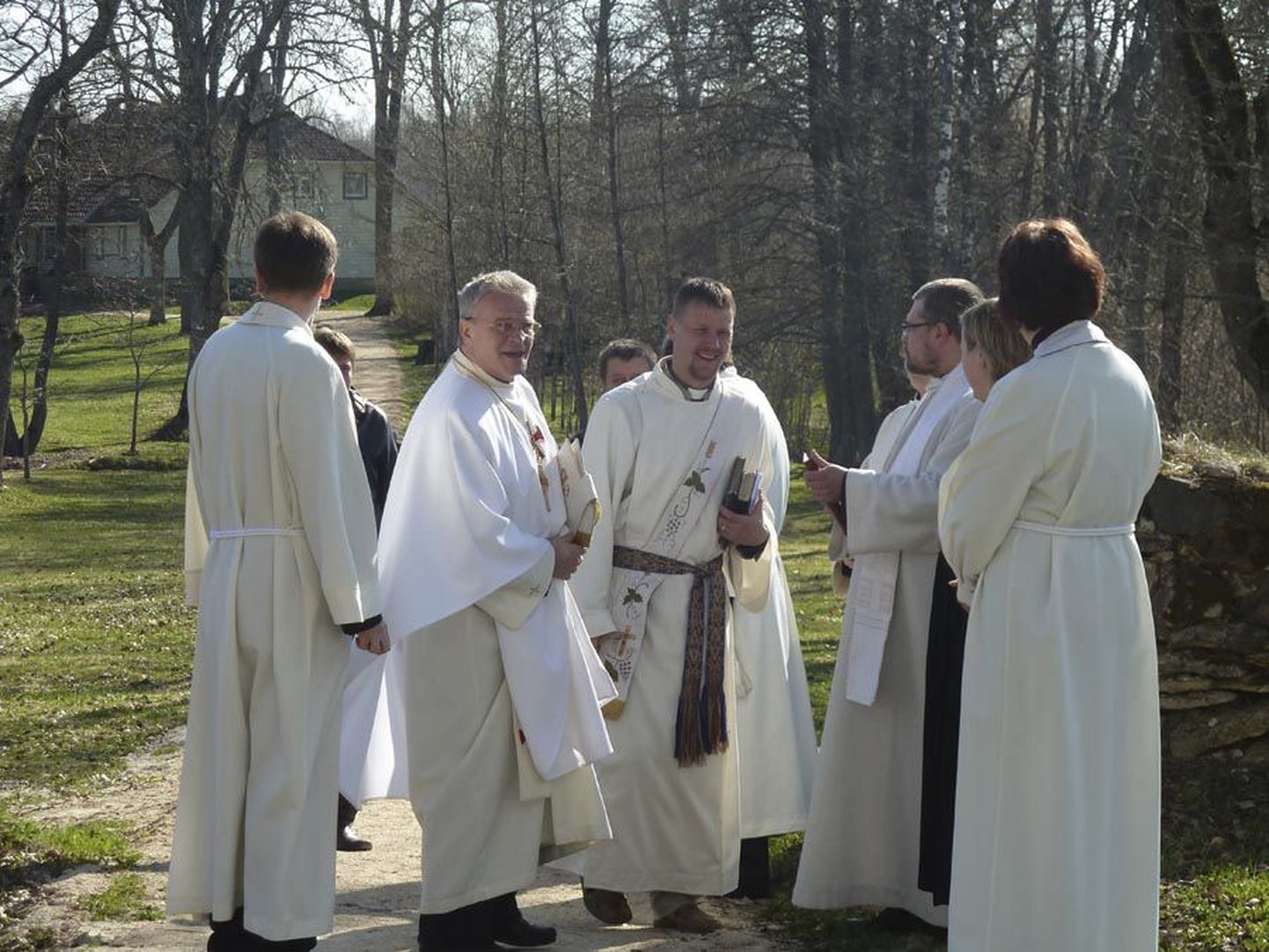 Vaimulikud enne sinodi algust juturingis. Vasakult teine on peapiiskop Andres Põder.