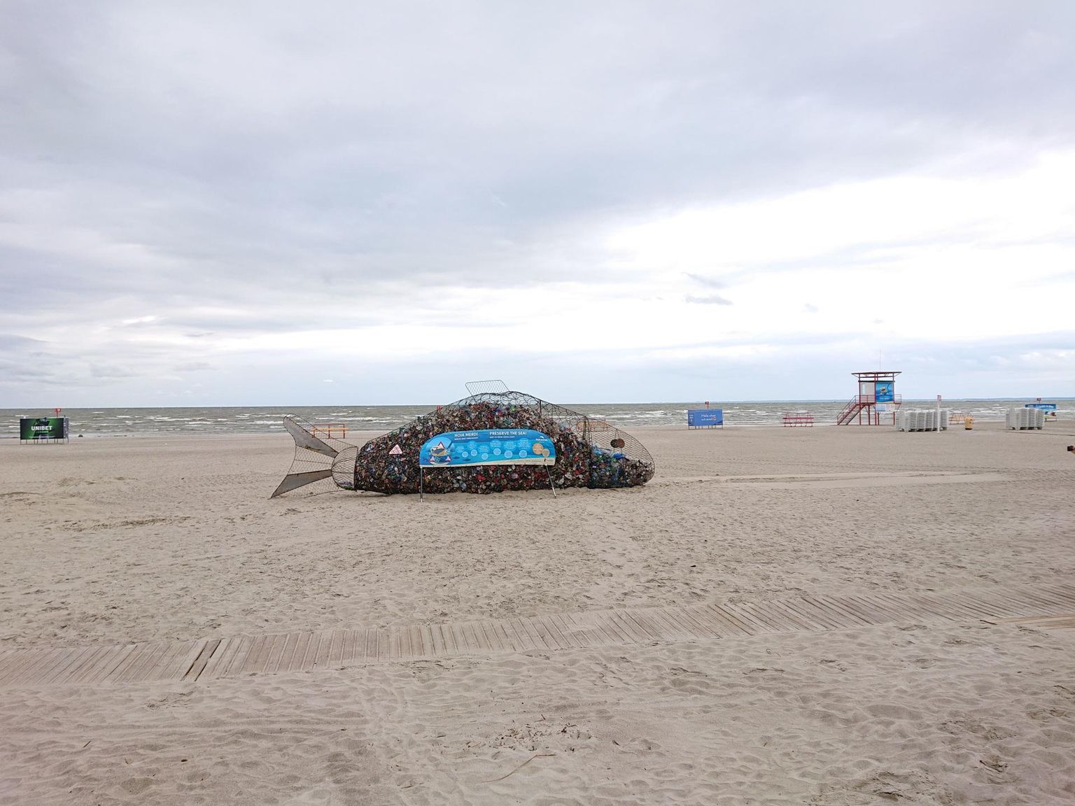 Juba eelmisel aastal Pärnu rannaliivale püstitatud Prügikala eesmärk on tõsta esile mereprügi probleemi Pärnu rannas kui kogu maailmas.