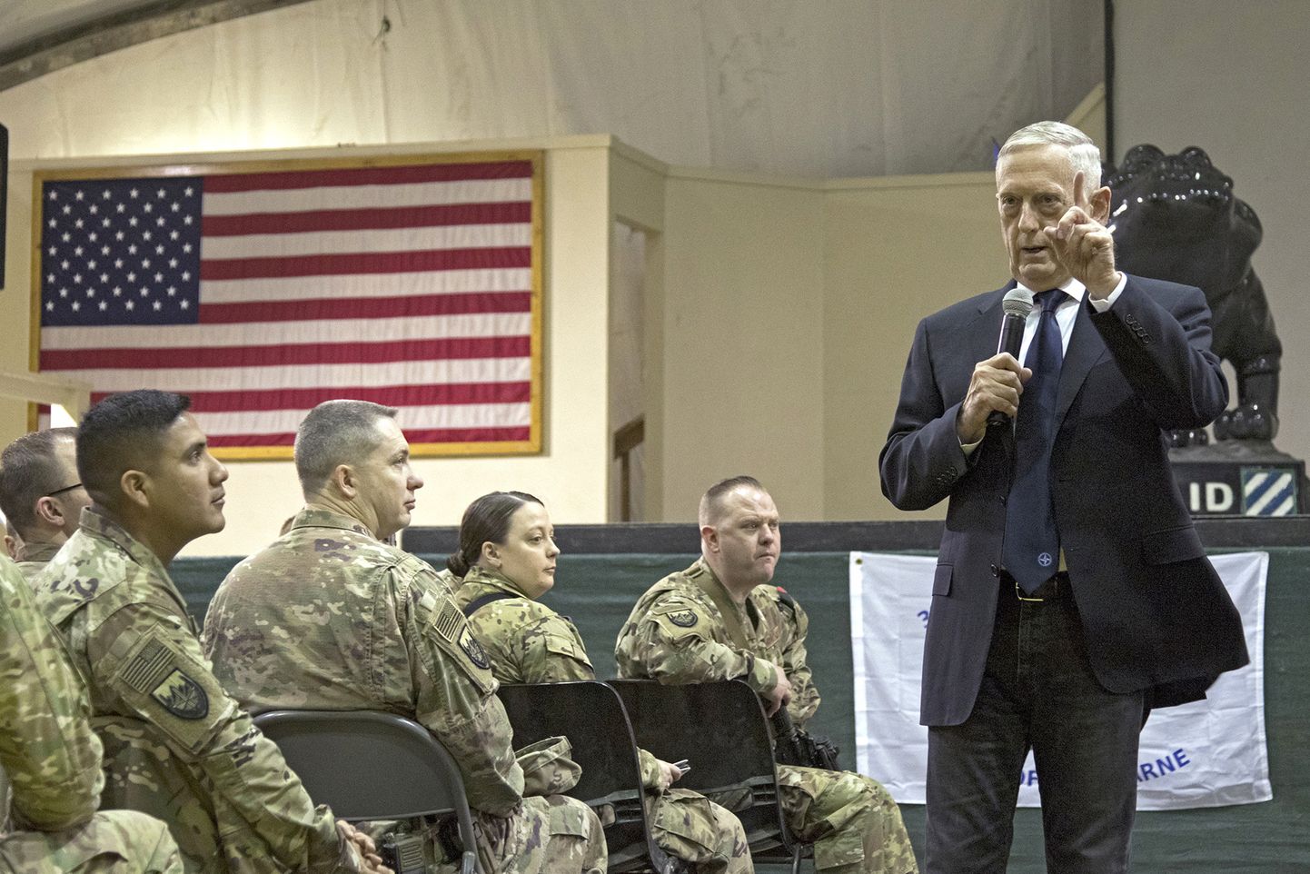 USA kaitseminister James Mattis 14. märtsil Afganistanis Bagrami õhuväebaasis USA sõduritele esinemas.