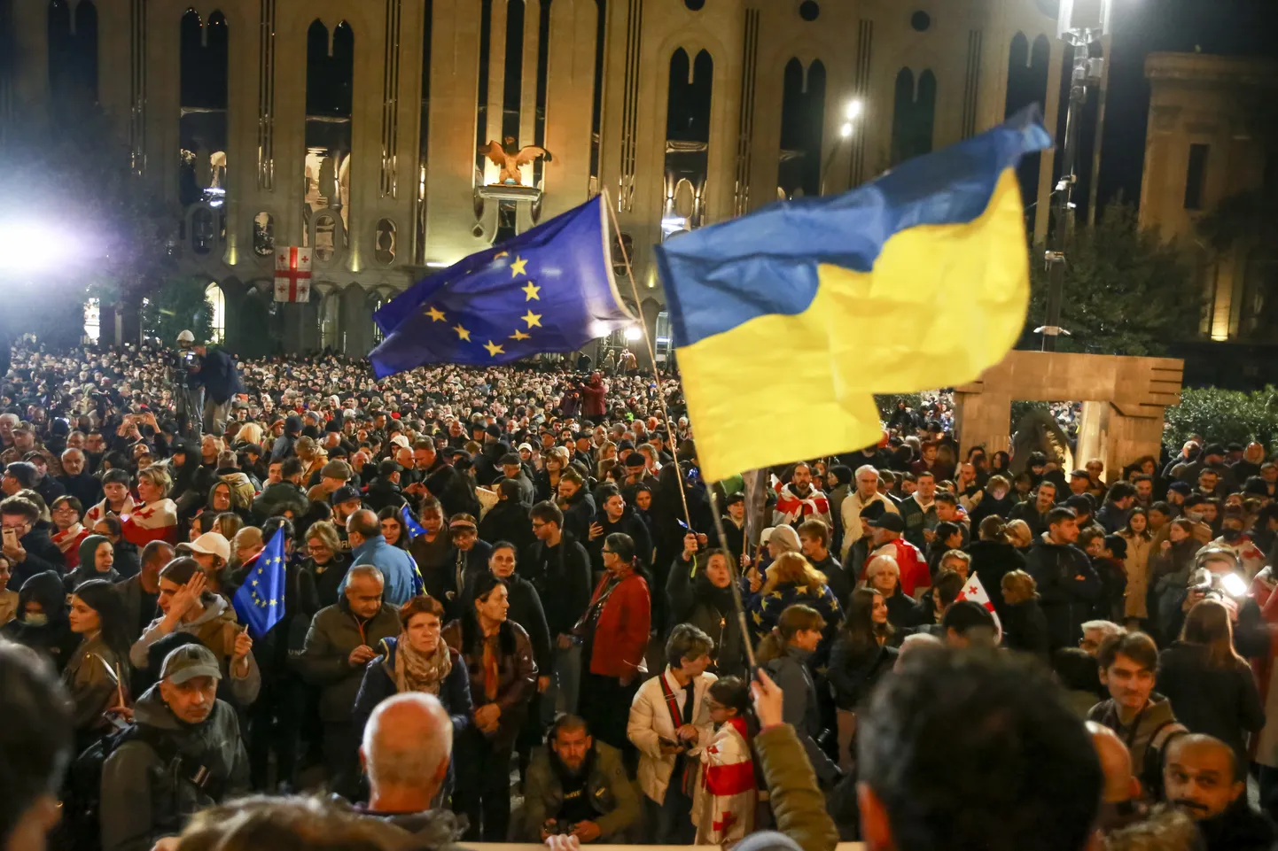 Тысячи людей в Грузии протестуют против "кражи" парламентских выборов