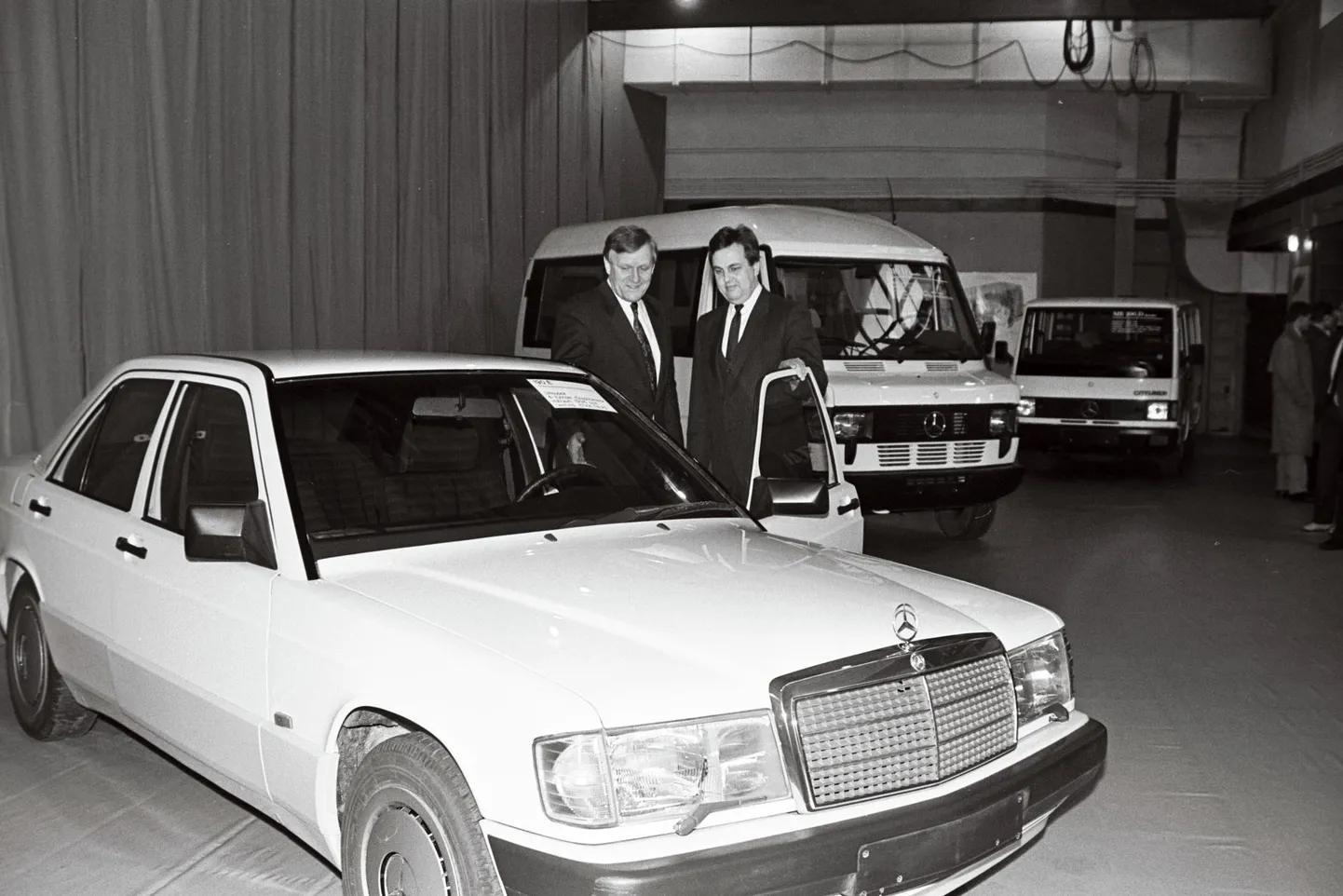 Firma Mercedes-Benz Baltimaade esinduse avamine Tallinnas. Firma Moskva esinduse direktor Lothar Gleitze ja lepinguosaliste Eesti poole esindaja Eesti Vabariigi Riigikantselei Autobaasi direktor Väino Kaldoja. Pildistatud 13. detsembril 1990.